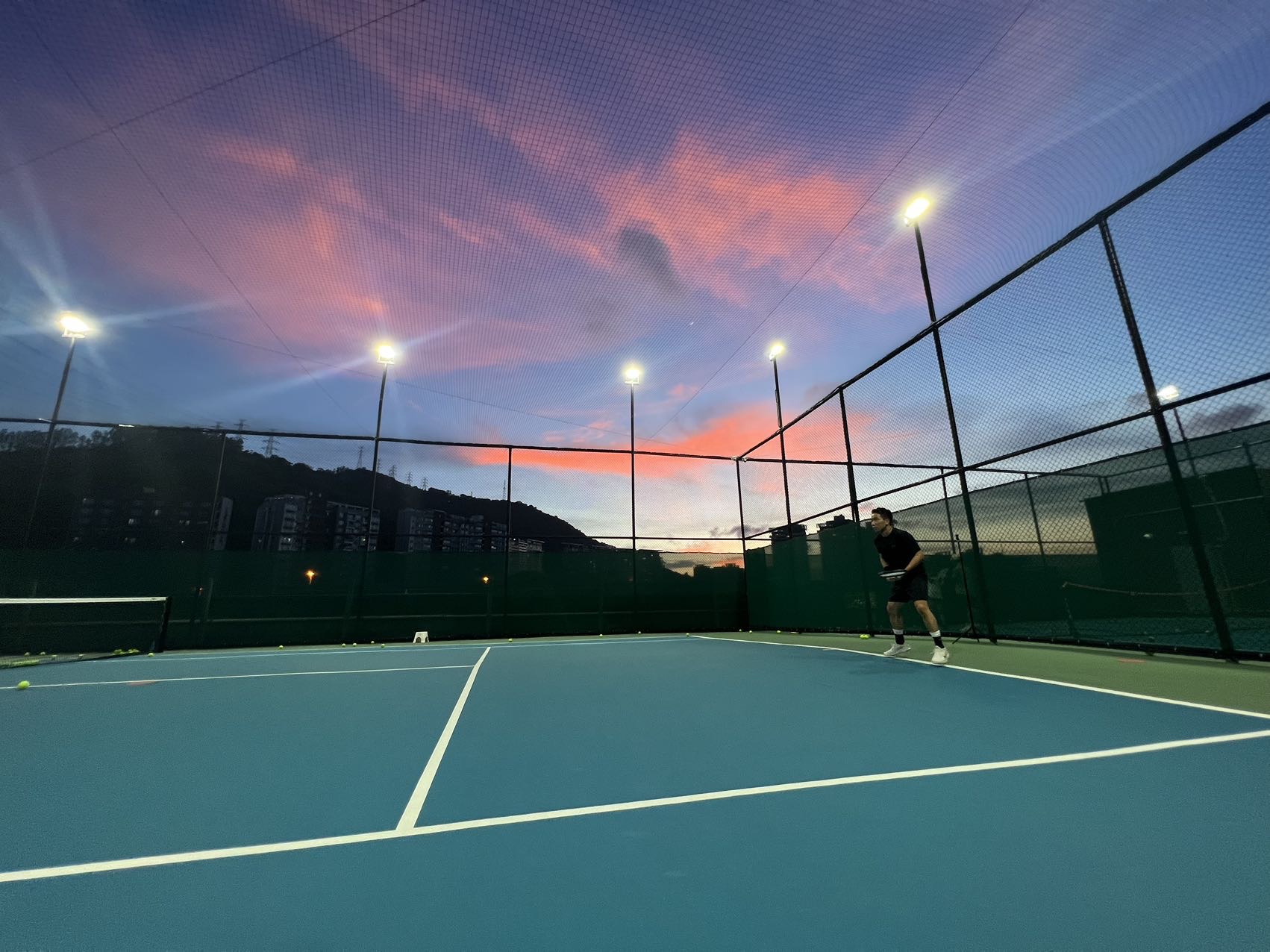 全越网球 Grander Tennis(蛇口店)网球场照片2。全越网球 Grander Tennis(蛇口店)位于广东省深圳市南山区集悦城荔山5栋5F，可在网球地图查看深圳市网球场订场方式。提供室外场、硬地场等场地。场馆设施包括洗手间、沐浴间、饮料…